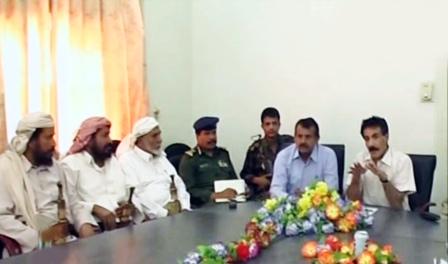 المصري والزايدي أثناء لقائهما بمشايخ وأعيان قبيلتي عبيدة والاشراف أمس